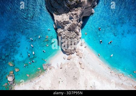 Vista aerea dall'alto delle famose rocce e della spiaggia di Mizithres a Keri, Zante, Grecia, con il mare turchese scintillante e le bianche scogliere Foto Stock