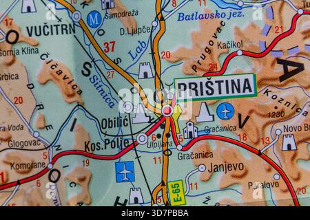 Pristina, Kosovo, su una mappa stradale Foto Stock