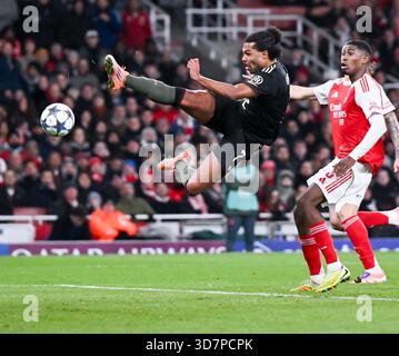 Londra, Regno Unito. 26 novembre 2025. Calcio: Champions League, FC Arsenal - Bayern Monaco, turno preliminare, giorno 5 all'Emirates Stadium. Serge Gnabry (Bayern Monaco) spara alla porta dell'Arsenale. Crediti: Sven Hoppe/dpa/Alamy Live News Foto Stock