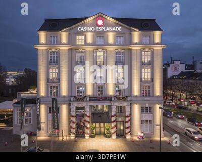 Veduta aerea dell'illuminata Esplanade del Casinò (Spielbank Hamburg) a Blue Hour a Stephansplatz, Amburgo, Germania Foto Stock