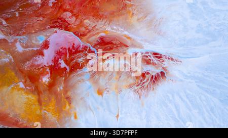 Vista aerea di sfumature turbolente e ardenti che si fondono con il blu ghiacciato, dipingendo un paesaggio surreale di texture e tonalità contrastanti, Ríotinto, Andalusia, Spagna. Foto Stock