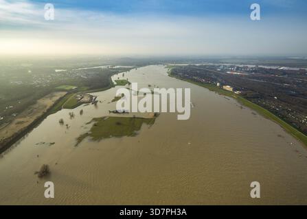 Vista sul Reno verso Laar e Beeckerwerth. Inondazioni del Reno tra Duisburg, Dinslaken e Voerde nello stato federale della Renania settentrionale-Vestfalia. Foto Stock