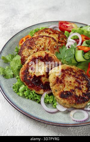 Cotolette di pollo fritte, pollo tritato, con verdure, grigie, con insalata di verdure, vista dall'alto, fatto in casa, niente persone Foto Stock