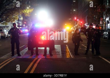 Washington, DC, USA. 26 novembre 2025. Vista dell'attività della polizia dopo che due membri della Guardia Nazionale sono stati uccisi e in condizioni critiche, secondo quanto riferito, colpito da un cittadino afgano il 26 novembre 2025 a Washington, DC Credit: Mpi34/Media Punch/Alamy Live News Foto Stock