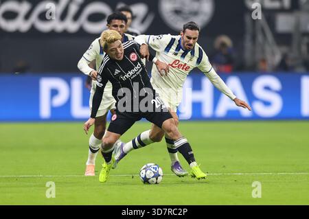 Francoforte sul meno, Germania. 26 novembre 2025. 26.11.2025, Fussball UEFA Champions League, Eintracht Frankfurt - Atalanta B.C. Bergamo, emonline, emspor, v.l., Ritsu Doan (Eintracht Frankfurt), Davide Zappacosta (Atalanta BC) LE NORMATIVE DFL/DFB VIETANO QUALSIASI USO DI FOTOGRAFIE COME SEQUENZE DI IMMAGINI E/O QUASI-VIDEO. Credito xdcx foto: HMB Media/Alamy Live News Foto Stock