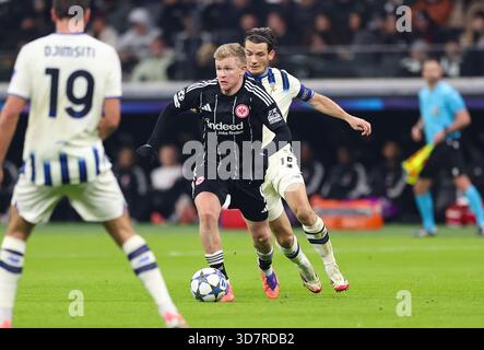Francoforte sul meno, Germania. 26 novembre 2025. 26.11.2025, Fussball UEFA Champions League, Eintracht Frankfurt - Atalanta B.C. Bergamo, emonline, emspor, v.l., Jonathan Burkardt (Eintracht Frankfurt), Marten de Roon (Atalanta BC) I REGOLAMENTI DFL/DFB VIETANO QUALSIASI USO DI FOTOGRAFIE COME SEQUENZE DI IMMAGINI E/O QUASI-VIDEO. Xdcx (foto di HMB Media/Claus/Sipa USA) credito: SIPA USA/Alamy Live News Foto Stock