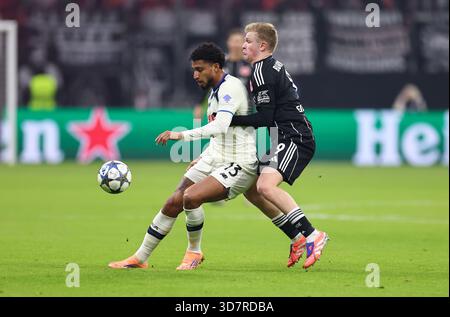 Francoforte sul meno, Germania. 26 novembre 2025. 26.11.2025, Fussball UEFA Champions League, Eintracht Frankfurt - Atalanta B.C. Bergamo, emonline, emspor, v.l., Ederson (Atalanta BC), JONATHAN BURKARDT (EINTRACHT FRANKFURT) LE NORMATIVE DFL/DFB VIETANO QUALSIASI USO DI FOTOGRAFIE COME SEQUENZE DI IMMAGINI E/O QUASI-VIDEO. Xdcx (foto di HMB Media/Claus/Sipa USA) credito: SIPA USA/Alamy Live News Foto Stock