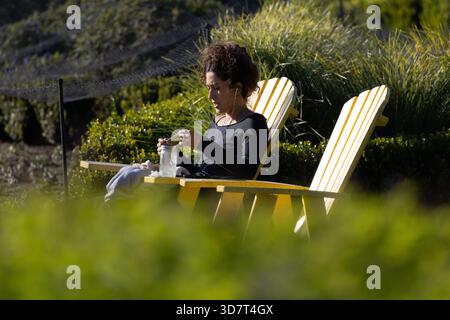 Donna rilassante e coccolata al Golden Gate Park di San Francisco Foto Stock