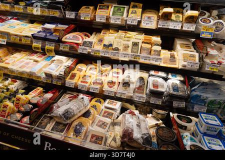 Formaggi assortiti nel negozio di alimentari, esposizione refrigerata Foto Stock