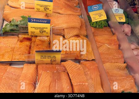 Filetti di salmone fresco e marinato al banco di pesce Grocery Store Foto Stock