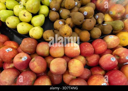 Mele e pere esposte nella sezione prodotti alimentari Foto Stock