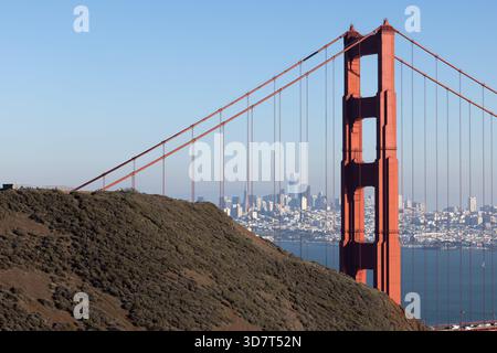 Golden Gate Bridge e skyline di San Francisco dietro Coastal Hill Foto Stock