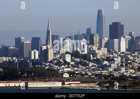 Skyline di San Francisco con Fort Mason e iconici grattacieli Foto Stock
