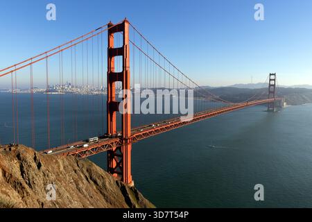 Vista panoramica del Golden Gate Bridge dal Coastal Overlook nell'area ricreativa nazionale del Golden Gate di San Francisco Foto Stock
