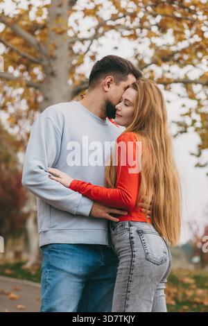 coppia gode di un tranquillo pomeriggio autunnale, coppia sperimenta la vicinanza tranquilla sotto la luce del sole in armonia Foto Stock
