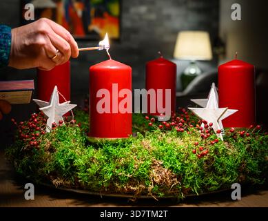 Sieversdorf, Germania. 26 novembre 2025. Una corona dell'Avvento. Ci sono molte interpretazioni diverse della corona dell'Avvento. Il simbolismo originale è l'aumento della luce come espressione della crescente attesa della nascita di Gesù Cristo. Crediti: Patrick Pleul/dpa/Alamy Live News Foto Stock