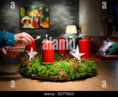Sieversdorf, Germania. 26 novembre 2025. Una corona dell'Avvento. Ci sono molte interpretazioni diverse della corona dell'Avvento. Il simbolismo originale è l'aumento della luce come espressione della crescente attesa della nascita di Gesù Cristo. Crediti: Patrick Pleul/dpa/Alamy Live News Foto Stock