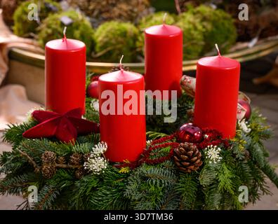 Lindenberg, Germania. 26 novembre 2025. Una corona dell'Avvento. Ci sono molte interpretazioni diverse della corona dell'Avvento. Il simbolismo originale è l'aumento della luce come espressione della crescente attesa della nascita di Gesù Cristo. Crediti: Patrick Pleul/dpa/Alamy Live News Foto Stock