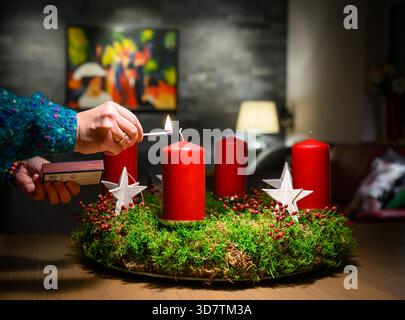 Sieversdorf, Germania. 26 novembre 2025. Una corona dell'Avvento. Ci sono molte interpretazioni diverse della corona dell'Avvento. Il simbolismo originale è l'aumento della luce come espressione della crescente attesa della nascita di Gesù Cristo. Crediti: Patrick Pleul/dpa/Alamy Live News Foto Stock