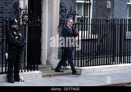 Londra, Regno Unito. 26 novembre 2025. Il primo ministro britannico Sir Keir Starmer lascia Downing Street per le domande del primo ministro. Credito: SOPA Images Limited/Alamy Live News Foto Stock