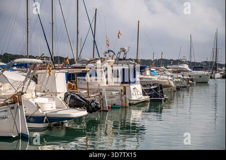 Barche locali ormeggiate a Portocolom, porto, Maiorca Foto Stock
