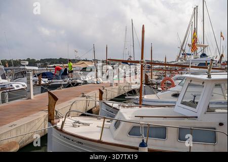 Barche locali ormeggiate sul molo di Portocolom, porto, Maiorca Foto Stock