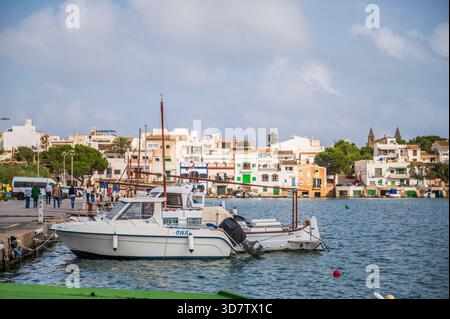 Barca a motore ormeggiata sulla banchina di Portcolom, porto, Maiorca. Foto Stock