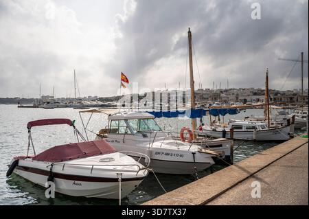 Barche a motore ormeggiate a Portcolom, porto, Maiorca Foto Stock