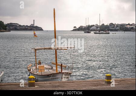 Barca a vela ormeggiata a Portocolom, porto, Maiorca Foto Stock