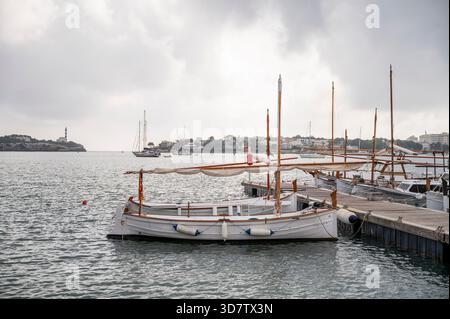 Barca a vela ormeggiata sul molo di Portcolom, porto, Maiorca Foto Stock