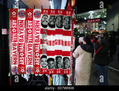 Londra, Regno Unito. 26 novembre 2025. Sciarpe durante la partita di UEFA Champions League tra Arsenal e Bayern Monaco all'Emirates Stadium di Londra. Il credito per immagini dovrebbe essere: David Klein/Sportimage Credit: Sportimage Ltd/Alamy Live News Foto Stock