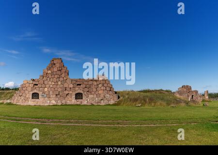 Bomarsund, Finlandia - 7 settembre 2025: Vista delle rovine della fortezza di Bomarsund sotto un cielo blu nelle isole Aland della Finlandia Foto Stock
