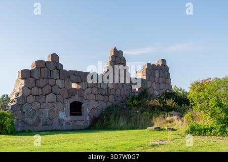 Bomarsund, Finlandia - 7 settembre 2025: Vista delle rovine della fortezza di Bomarsund sotto un cielo blu nelle isole Aland della Finlandia Foto Stock