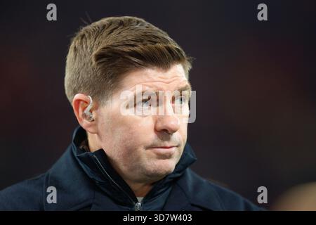 Liverpool, Regno Unito. 26 novembre 2025. L'ex giocatore del Liverpool Steven Gerrard partecipa alla partita lavorando come pundit televisivo per TNT Sports durante la partita Liverpool vs PSV Eindhoven UEFA Champions League ad Anfield, Liverpool. Il credito per immagini dovrebbe essere: James Baylis/Sportimage Credit: Sportimage Ltd/Alamy Live News Foto Stock