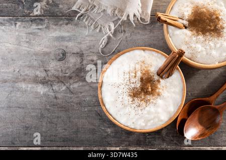 Crema pasticcera spagnola fatta in casa servita in una ciotola su un tavolo di legno Foto Stock