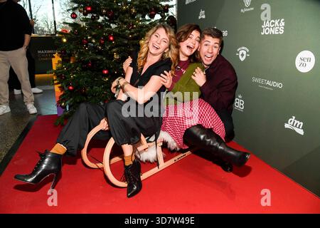 Berlin-abb/ Luise Bähr Baehr Ronja Forcher und Maximilian Seitz auf einem Schlitten zu Gast beim 5.Charity Promi Pack 2025 im Bikini Berlin AM 26.11.2025 Berlin Deutschland *** Berlin abb Luise Bähr Baehr Ronja Forcher e Maximilian Seitz su slitta come ospiti del 5 Charity Promi Pack 2025 a Bikini Berlin on 26 11 2025 Berlino Germania Foto Stock