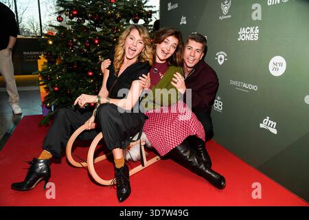 Berlin-abb/ Luise Bähr Baehr Ronja Forcher und Maximilian Seitz auf einem Schlitten zu Gast beim 5.Charity Promi Pack 2025 im Bikini Berlin AM 26.11.2025 Berlin Deutschland *** Berlin abb Luise Bähr Baehr Ronja Forcher e Maximilian Seitz su slitta come ospiti del 5 Charity Promi Pack 2025 a Bikini Berlin on 26 11 2025 Berlino Germania Foto Stock