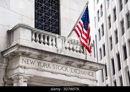 Cartello d'ingresso dell'edificio della Borsa di New York e bandiera degli Stati Uniti a Wall Street, affari, commercio e finanza a New York, Stati Uniti Foto Stock
