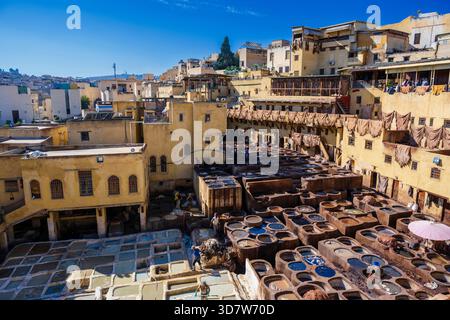 Antiche concerie in pelle con edifici sotto un cielo azzurro e limpido in un paesaggio urbano mediorientale. Fez, Fez-Meknes, Marocco settentrionale Foto Stock