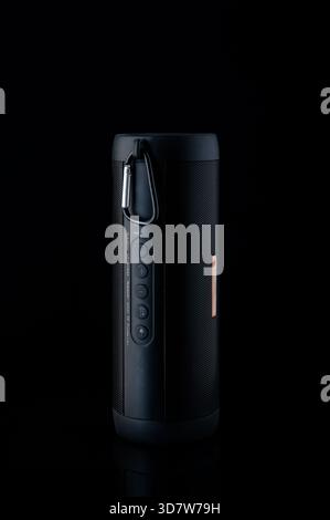 Altoparlante Bluetooth wireless portatile su sfondo nero, moderno dispositivo con tecnologia audio e pulsanti, fotografia minimalista dei prodotti Gadget. Foto Stock