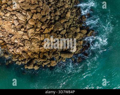Vista aerea della costa rocciosa con onde che si infrangono contro la costa. Cartagena, Colombia Foto Stock