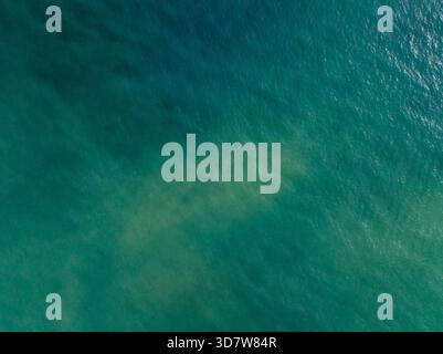 Vista aerea dell'acqua turchese dell'oceano con onde dolci e superfici ondulate. Cartagena, Colombia Foto Stock