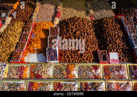 Variegata selezione di frutta secca colorata e noci esposta in un mercato all'aperto. Marrakech, Marocco Foto Stock