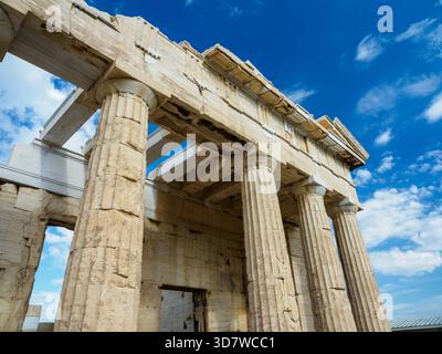 Vista ad angolo basso di Propilei o il grande ingresso all'Acropoli Foto Stock