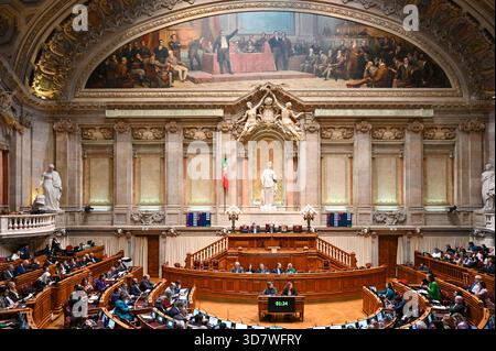 Lisbona, Portogallo. 27 novembre 2025. Parere generale sulla votazione finale sul bilancio dello Stato 2026 durante la sessione plenaria dell'Assembleia da Republica di Lisbona. Crediti: Ricardo Rocha / Alamy Live News Foto Stock