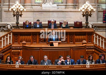 Lisbona, Portogallo. 27 novembre 2025. Andre Ventura, leader di Chega, parla durante la votazione finale sul bilancio dello Stato 2026 all'Assembleia da Republica di Lisbona. Crediti: Ricardo Rocha / Alamy Live News Foto Stock