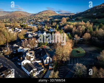 Conniston, Cumbria, Regno Unito, 25 novembre 2025. Veduta aerea del villaggio di Coinniston e del vecchio uomo di Conniston durante una splendida mattinata d'inverno. Credito: P Foto Stock