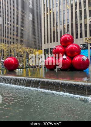Giant Christmas Ornaments, Reflecting Pool, 1251 Avenue of the Americas, New York City, USA, 2025 Foto Stock