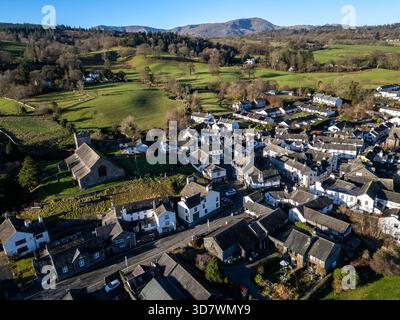 Hawkshead, Cumbria, Regno Unito, 25 novembre 2025. Vista aerea del villaggio di Hawkshead in una splendida mattinata d'inverno. Crediti: Paul Heyes/Alamy News Live. Foto Stock