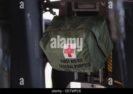 Mihail Kogalniceanu, Romania - 25 novembre 2025: Kit di pronto soccorso militare all'interno di un elicottero militare Sikorsky UH-60 Black Hawk. Foto Stock